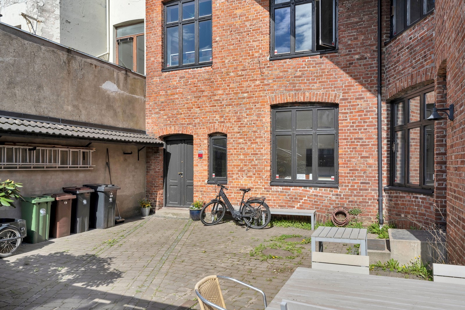 Hel bygård med kontorlokaler og leilighet - sentralt ved Rådhuskvartalet og Markens.