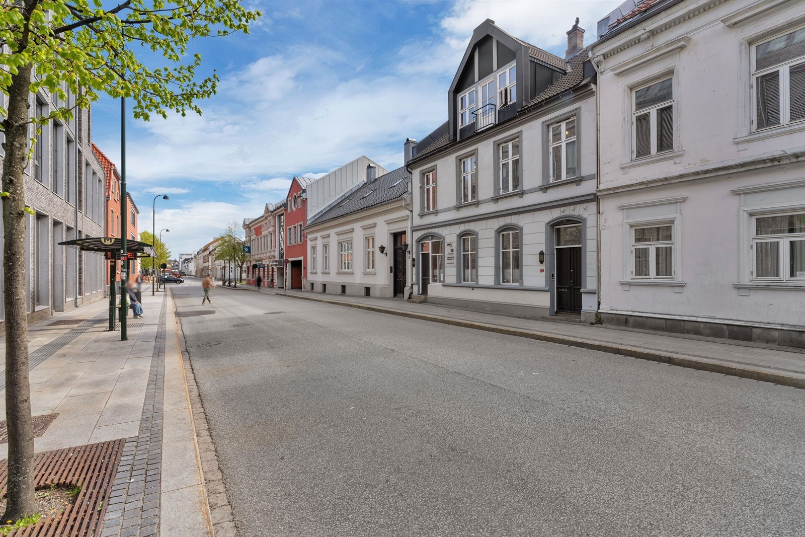 Hel bygård med kontorlokaler og leilighet - sentralt ved Rådhuskvartalet og Markens.