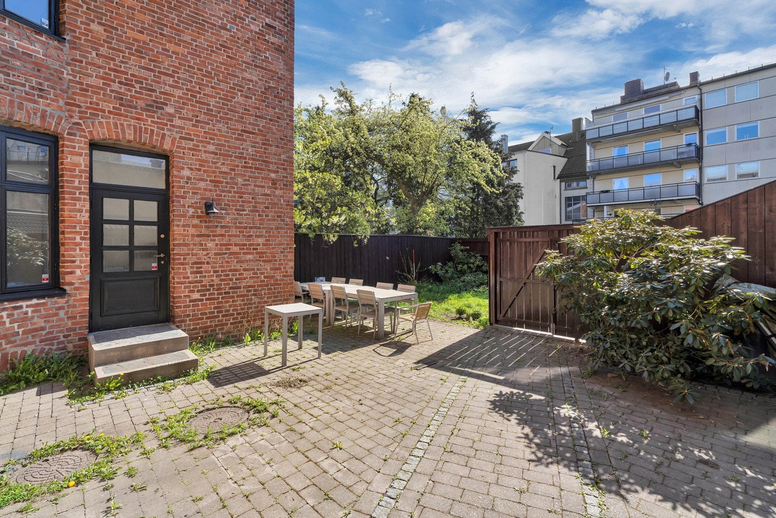Hel bygård med kontorlokaler og leilighet - sentralt ved Rådhuskvartalet og Markens.