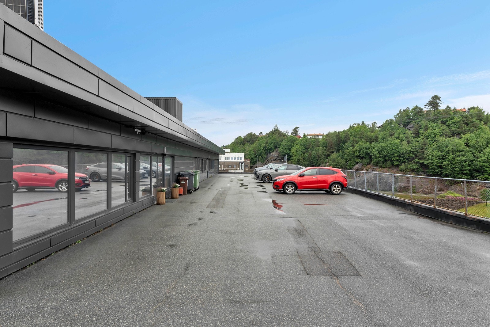 Delvis utleid kontorseksjon med 16 parkeringsplasser - Kartheia 5