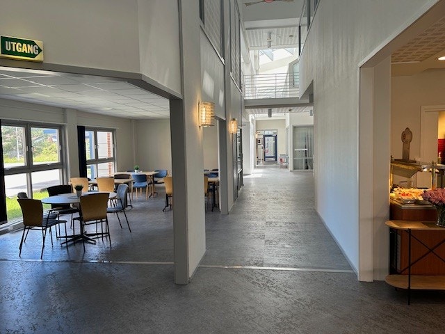Kontorlokaler tilpasset alle bedrifter på Longum Næringspark. Felles kantine og treningssenter!