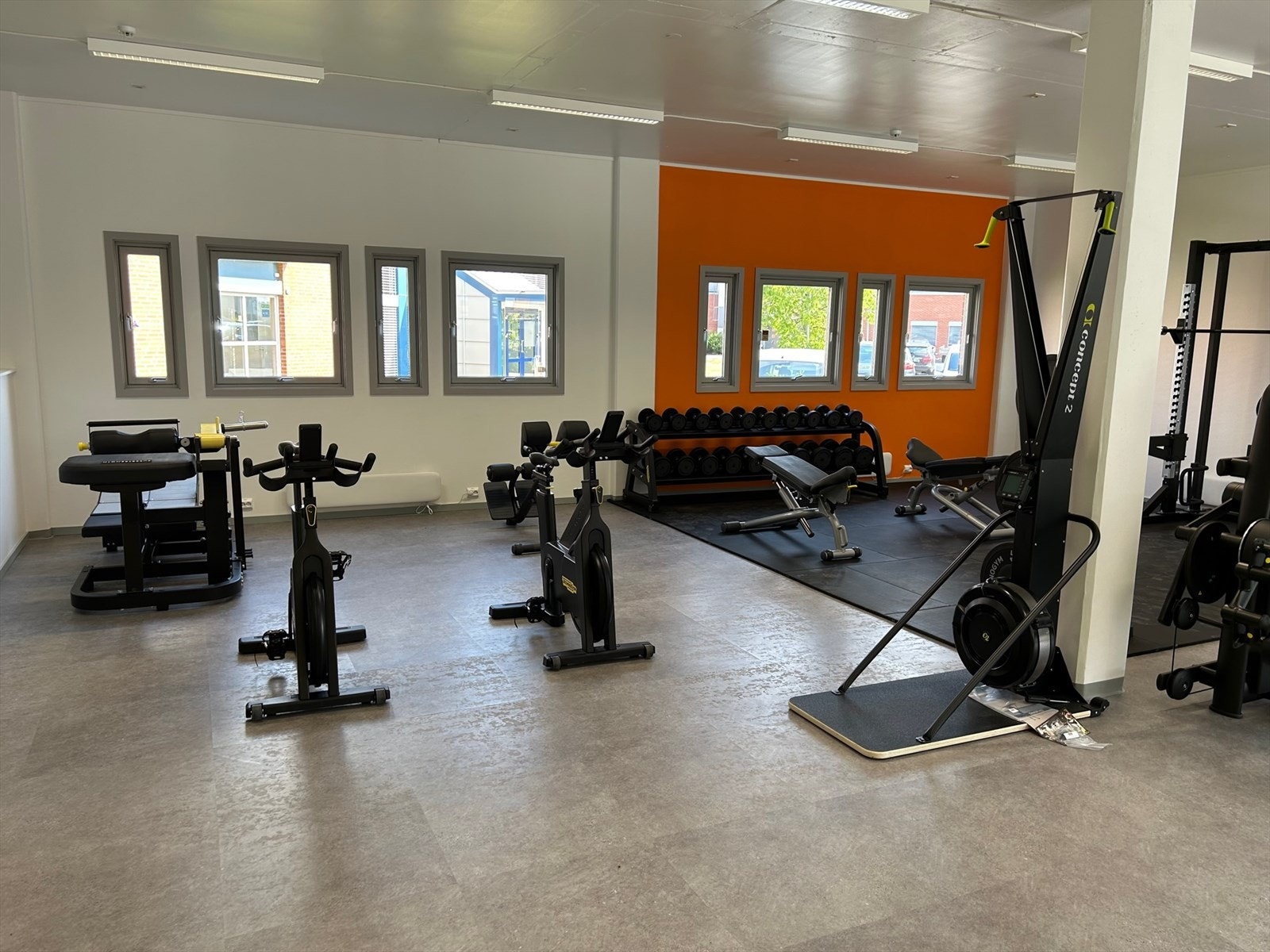 Kontorlokaler tilpasset alle bedrifter på Longum Næringspark. Felles kantine og treningssenter!