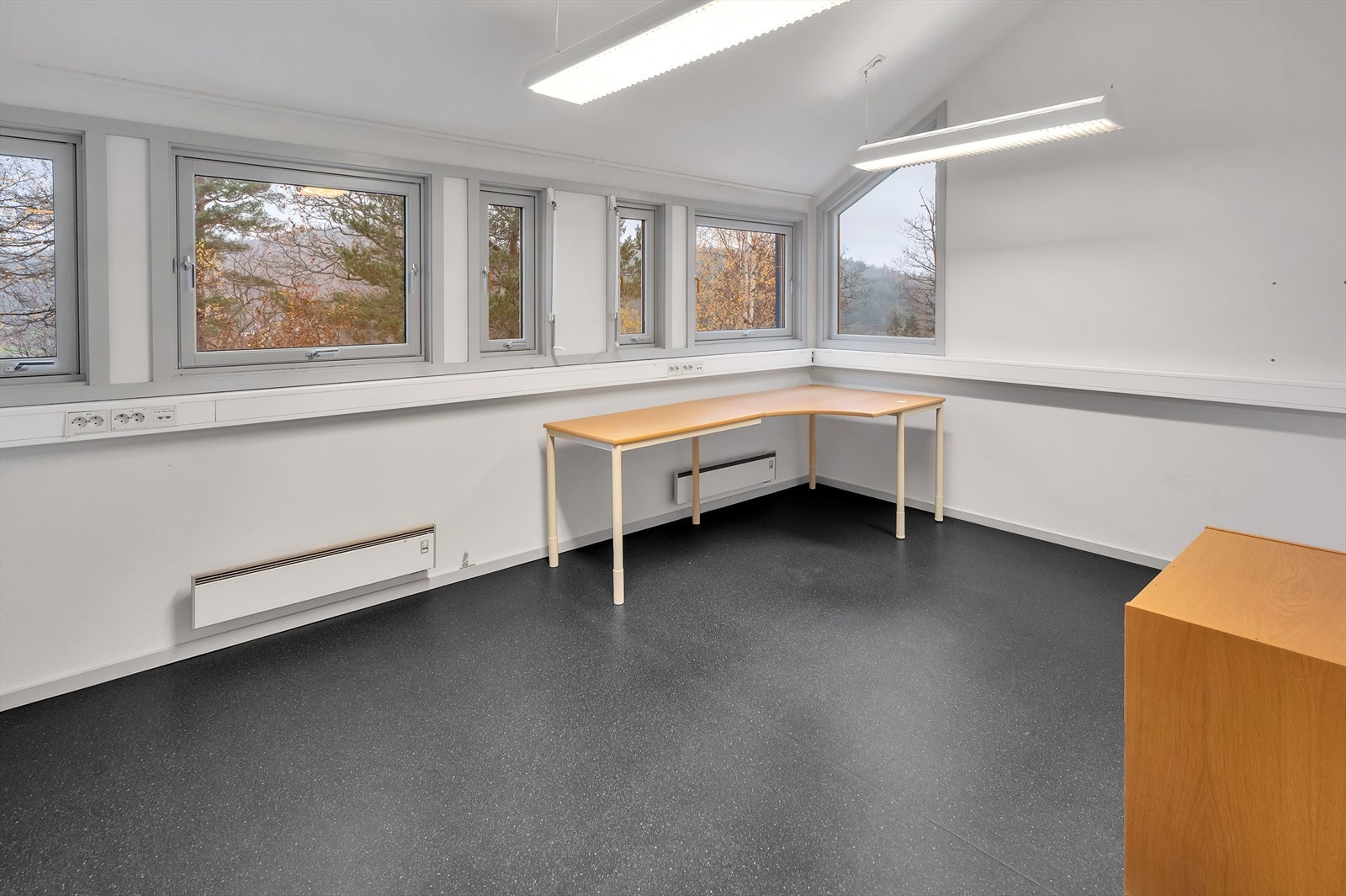 Kontorlokaler tilpasset alle bedrifter på Longum Næringspark. Felles kantine og treningssenter!