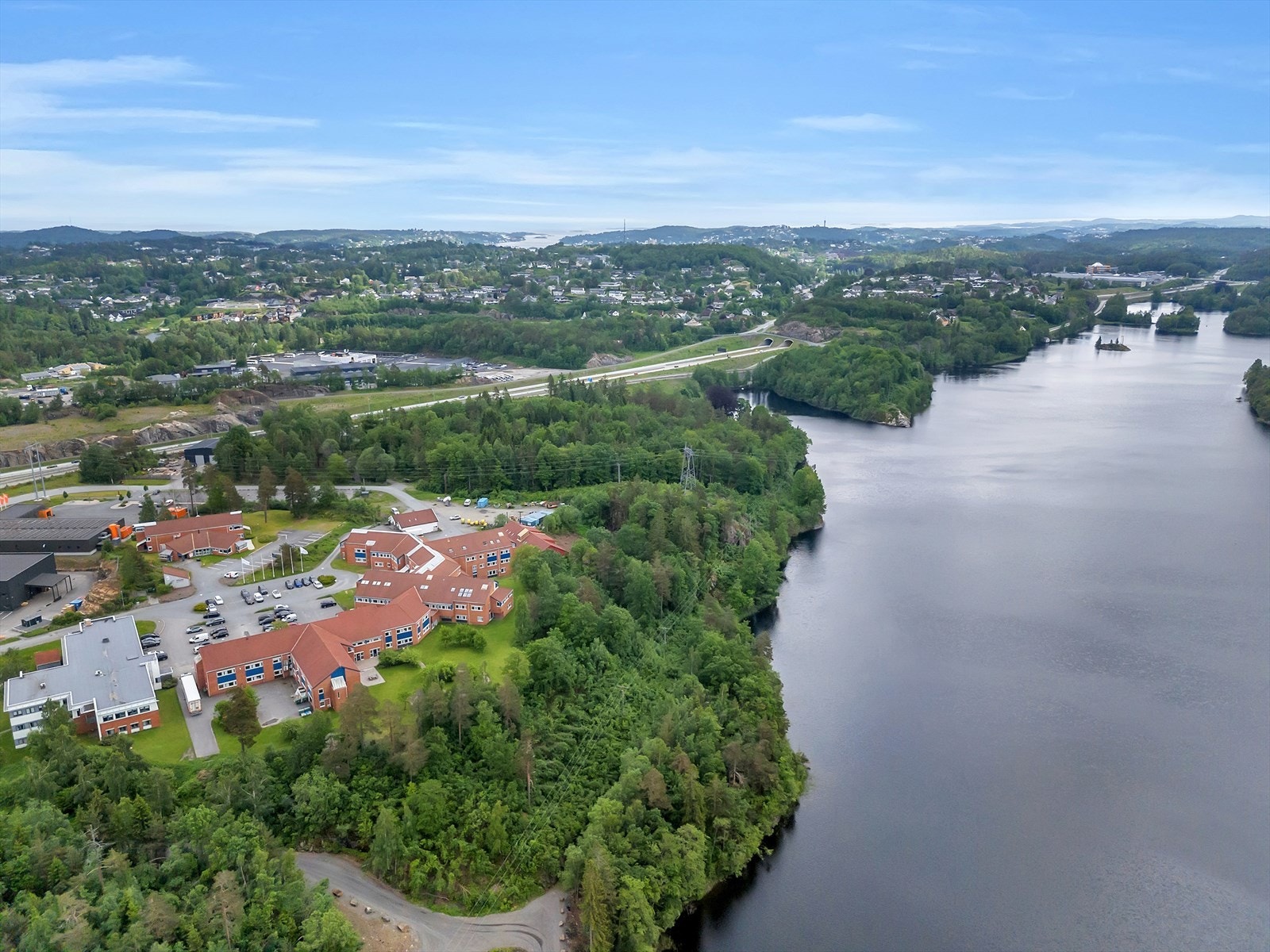 Kontorlokaler tilpasset alle bedrifter på Longum Næringspark. Felles kantine og treningssenter!