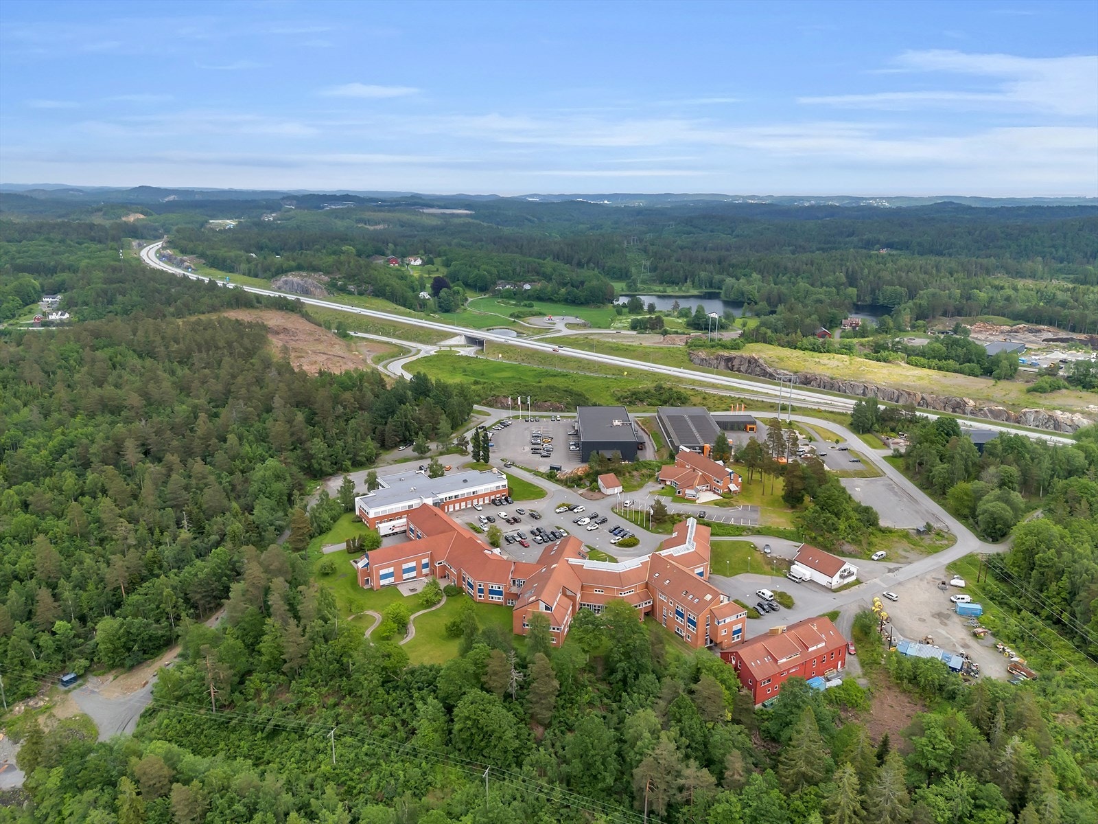 Kontorlokaler tilpasset alle bedrifter på Longum Næringspark. Felles kantine og treningssenter!