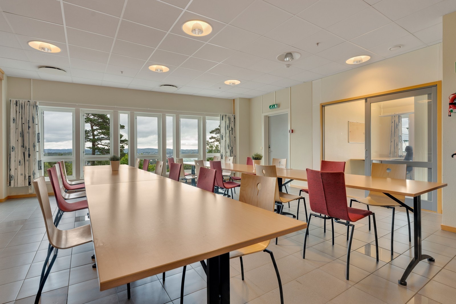 Fleksible kontorlokaler/møterom/kantine med god standard og flott utsikt | 5 min fra KRS sentrum | Rikelig parkering