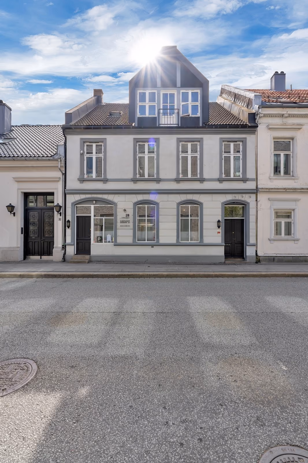 Hel bygård med kontorlokaler og leilighet - sentralt ved Rådhuskvartalet og Markens.