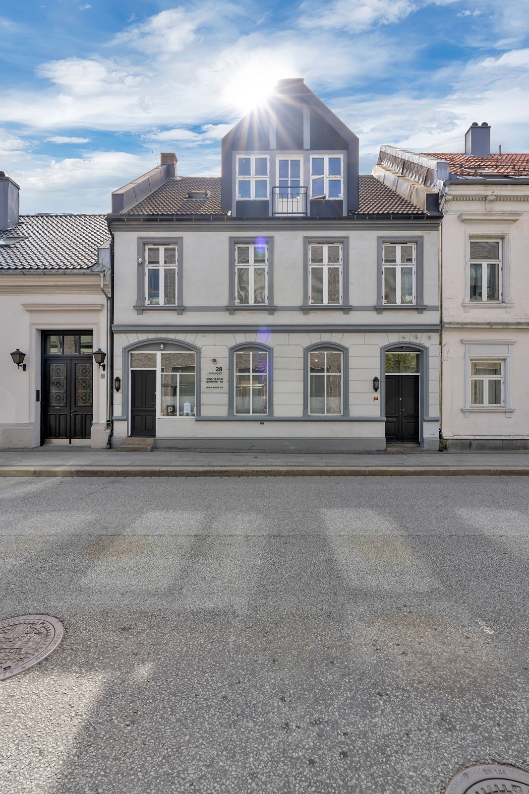 Hel bygård med kontorlokaler og leilighet - sentralt ved Rådhuskvartalet og Markens.