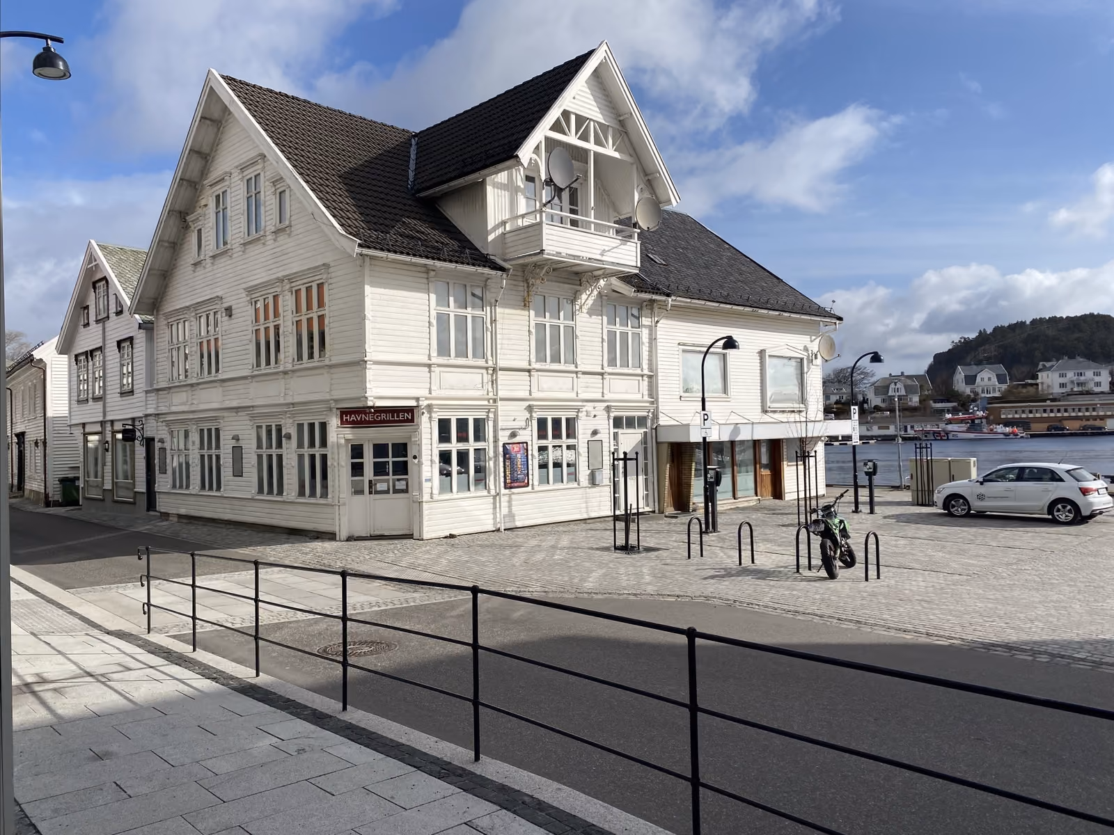 Fullt utleid - Næring kombinert med 2 leiligheter i Farsund sentrum