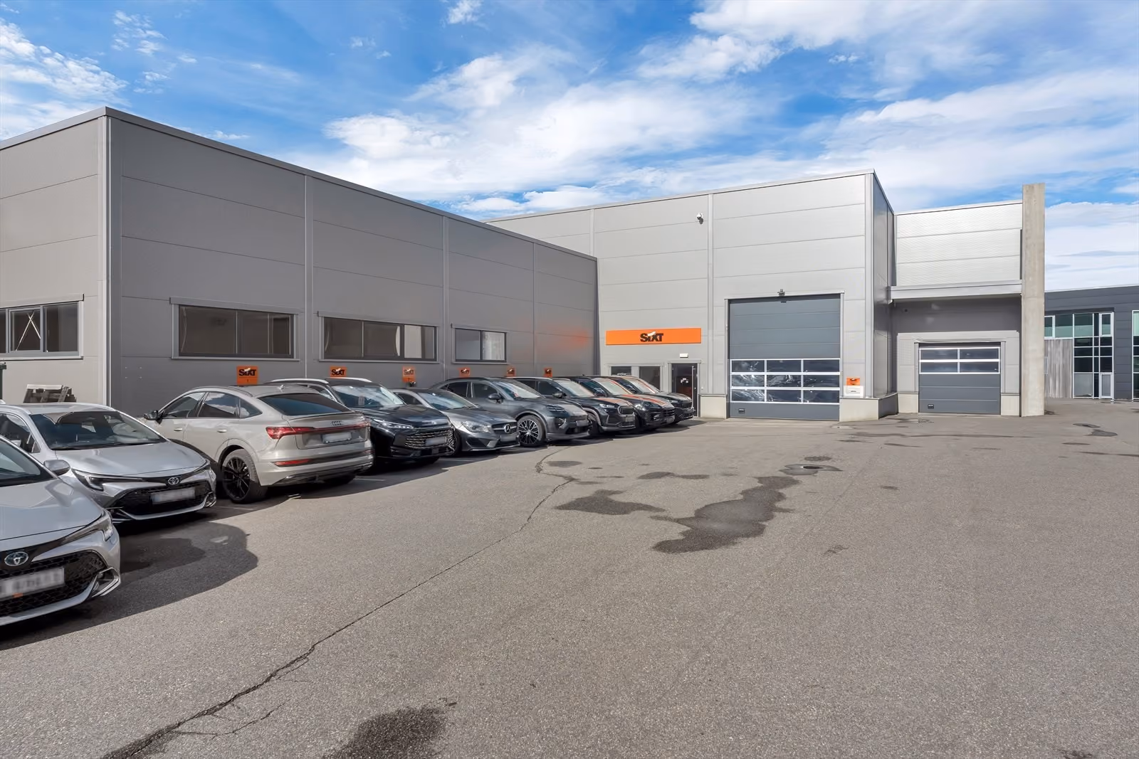 Verksted/ logistikkhall for utleie - Egen vaskehall og godt med parkering på utsiden
