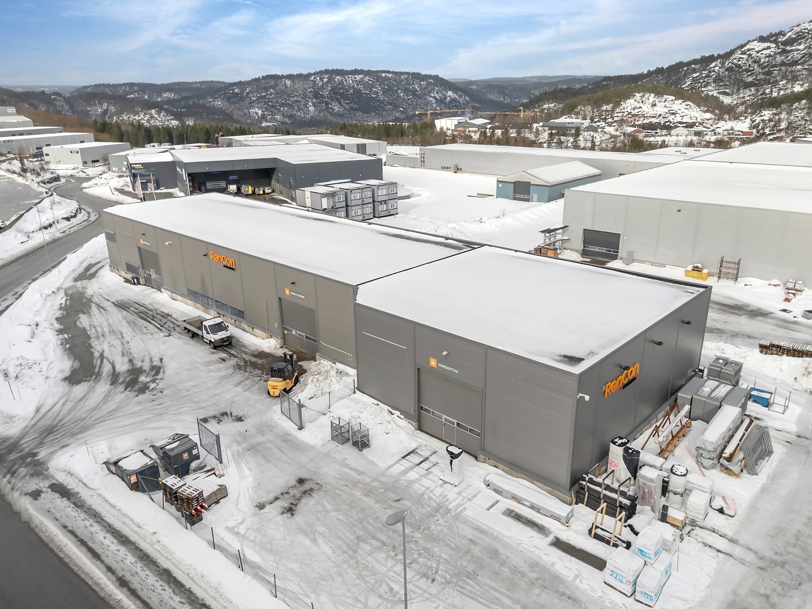 Høytlager med showroom og kontor på Mjåvann.