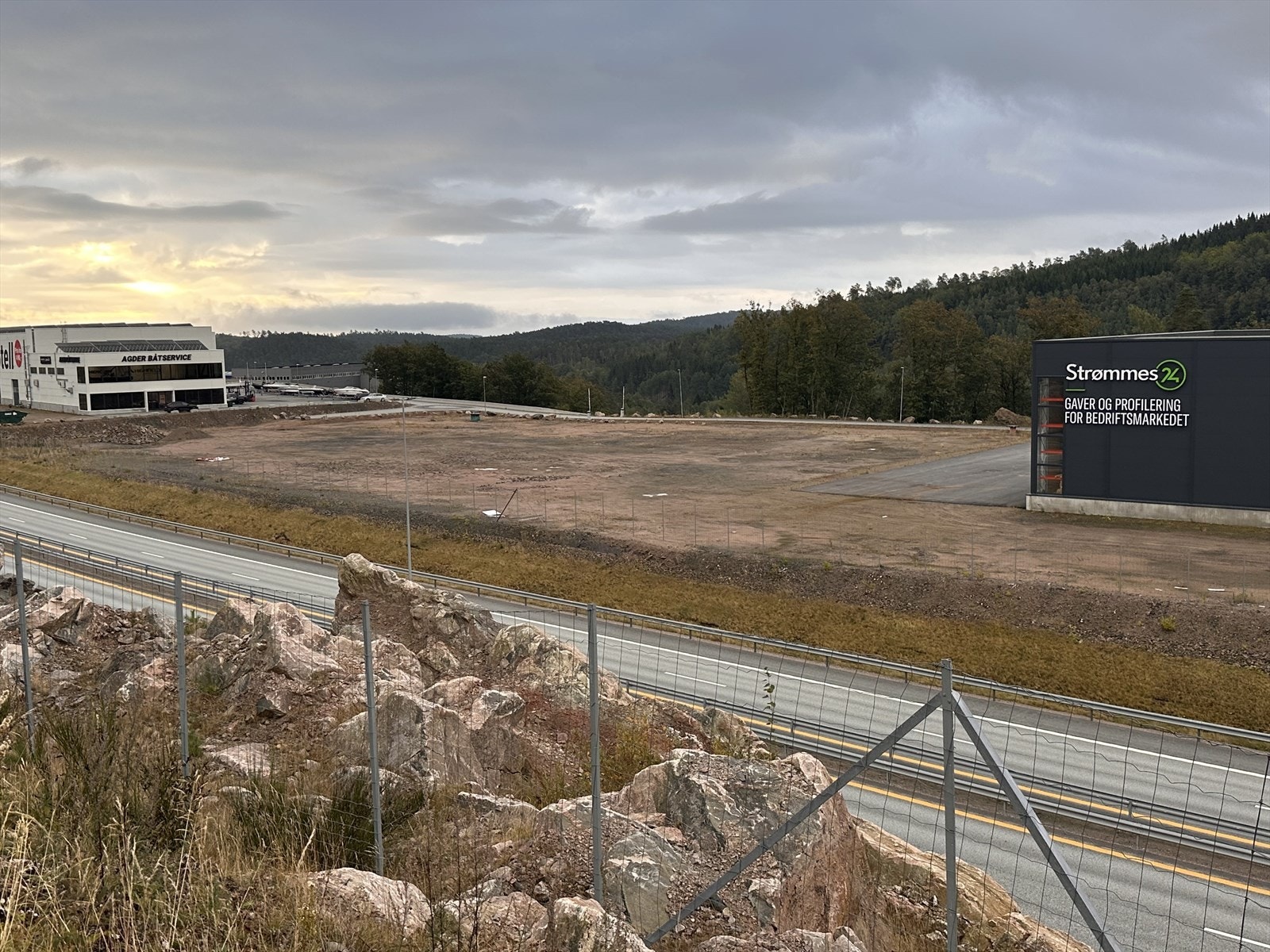 Planert tomt med svært god eksponering mot E39