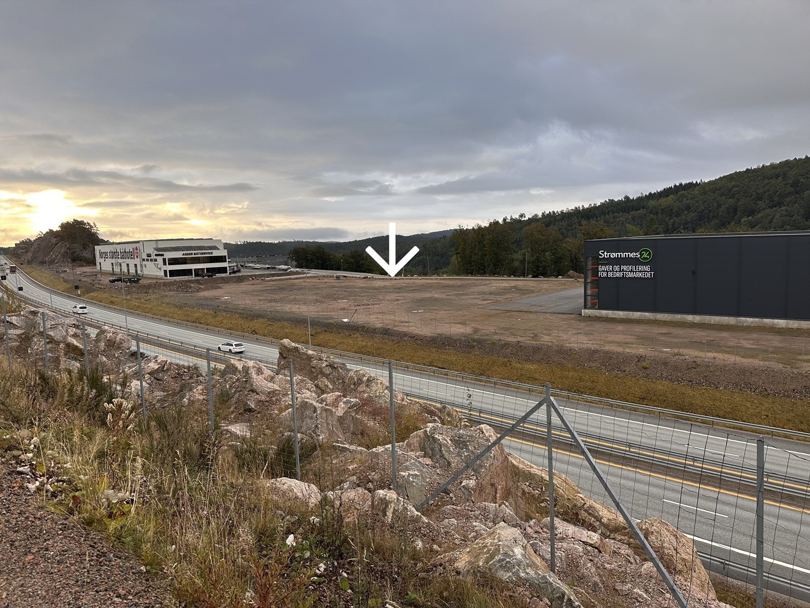 Planert tomt med svært god eksponering mot E39