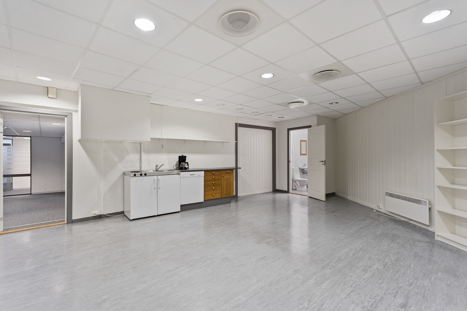 Velholdt og oppgradert næringsbygg over tre etasjer. Kontorlokaler med 12 parkeringsplasser.