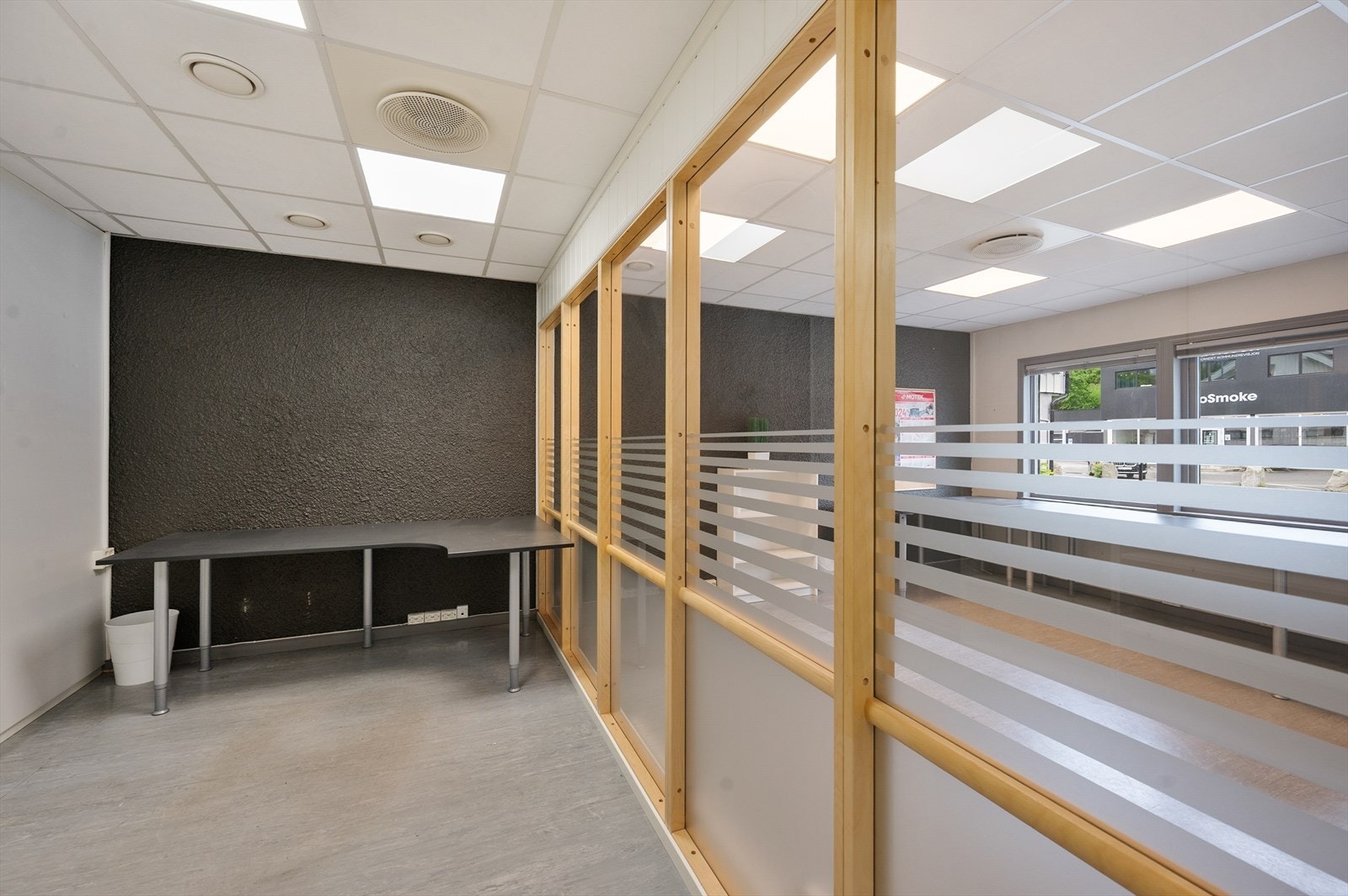 Velholdt og oppgradert næringsbygg over tre etasjer. Kontorlokaler med 12 parkeringsplasser.