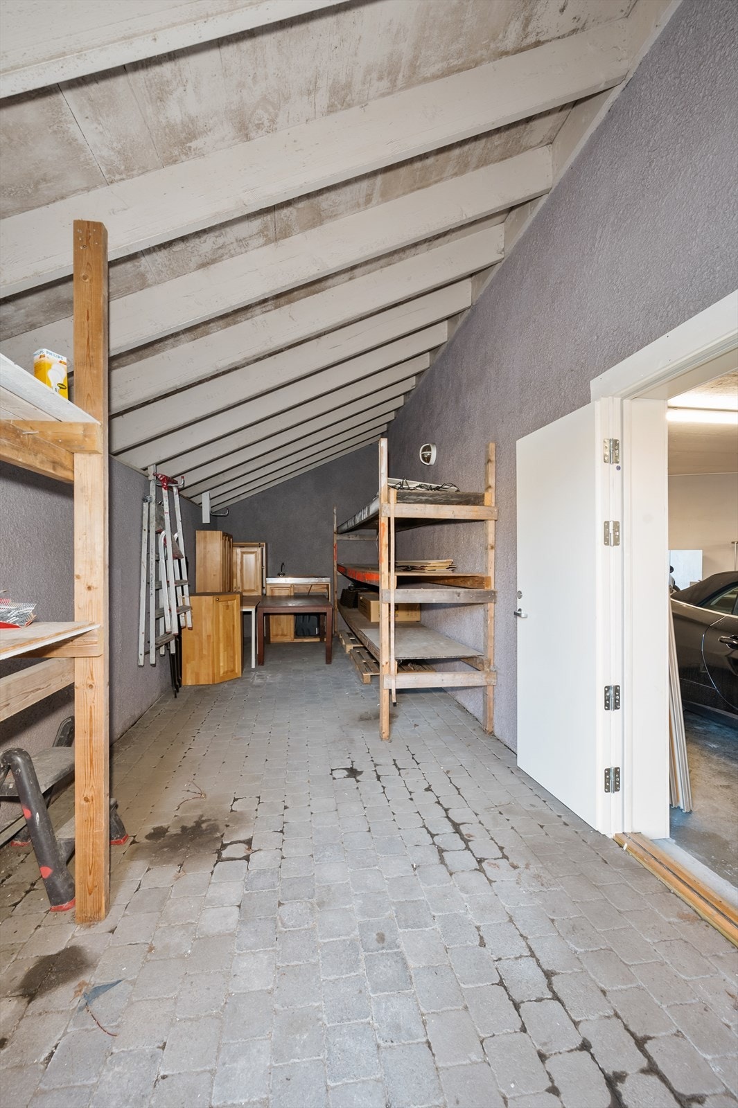 Velholdt og oppgradert næringsbygg over tre etasjer. Kontorlokaler med 12 parkeringsplasser.