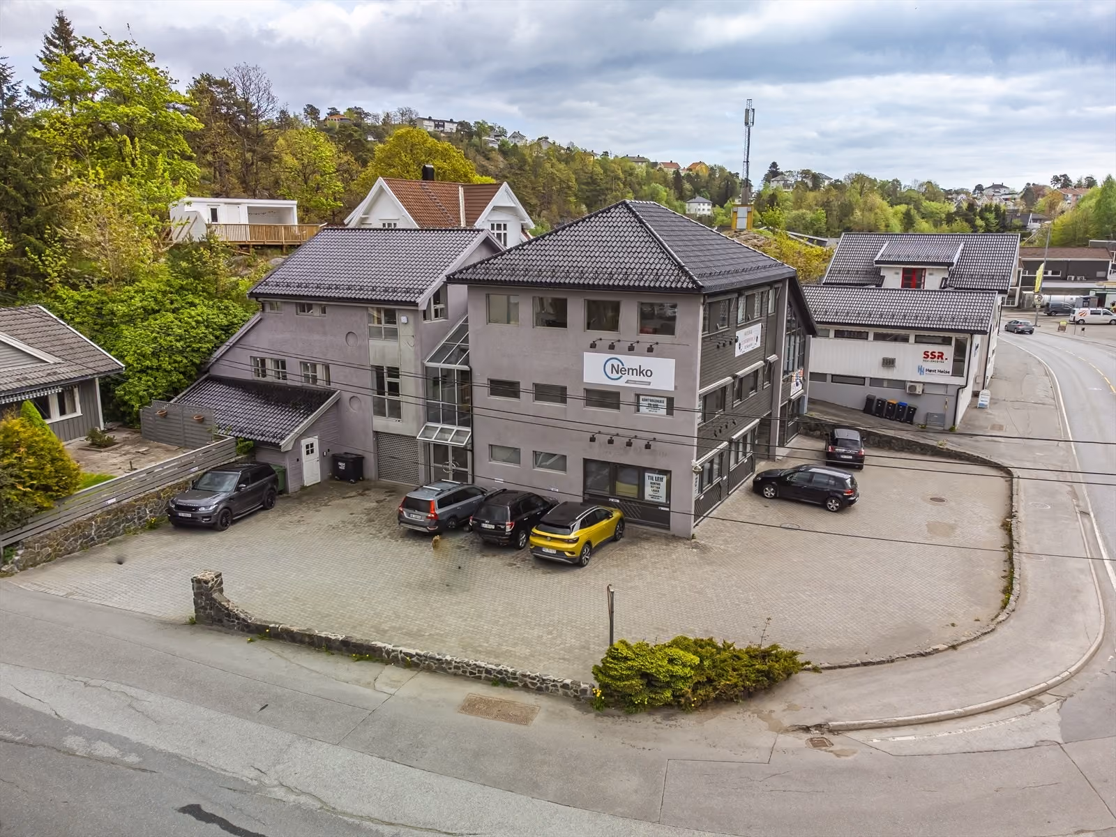 Velholdt og oppgradert næringsbygg over tre etasjer. Kontorlokaler med 12 parkeringsplasser.