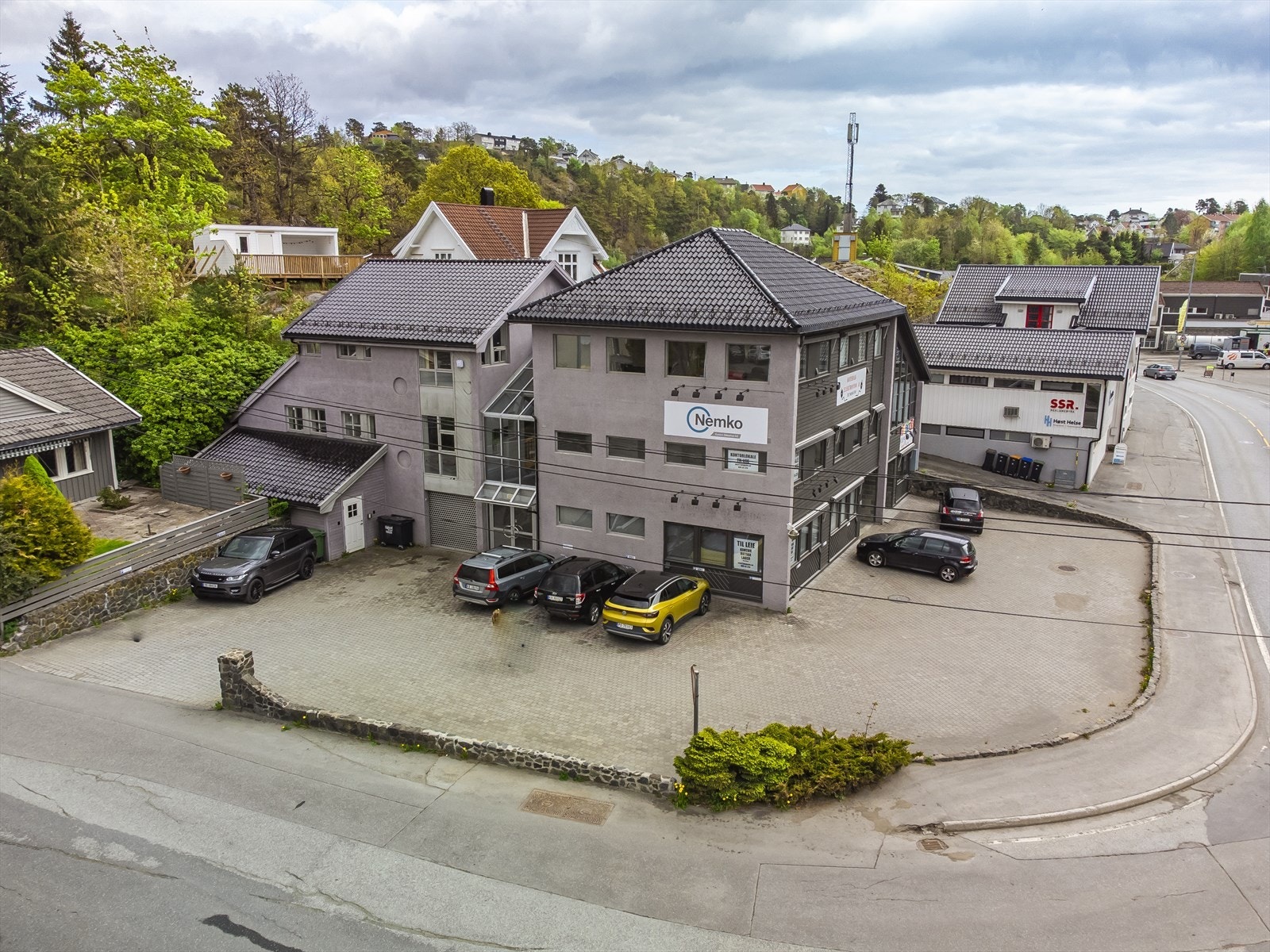 Velholdt og oppgradert næringsbygg over tre etasjer. Kontorlokaler med 12 parkeringsplasser.