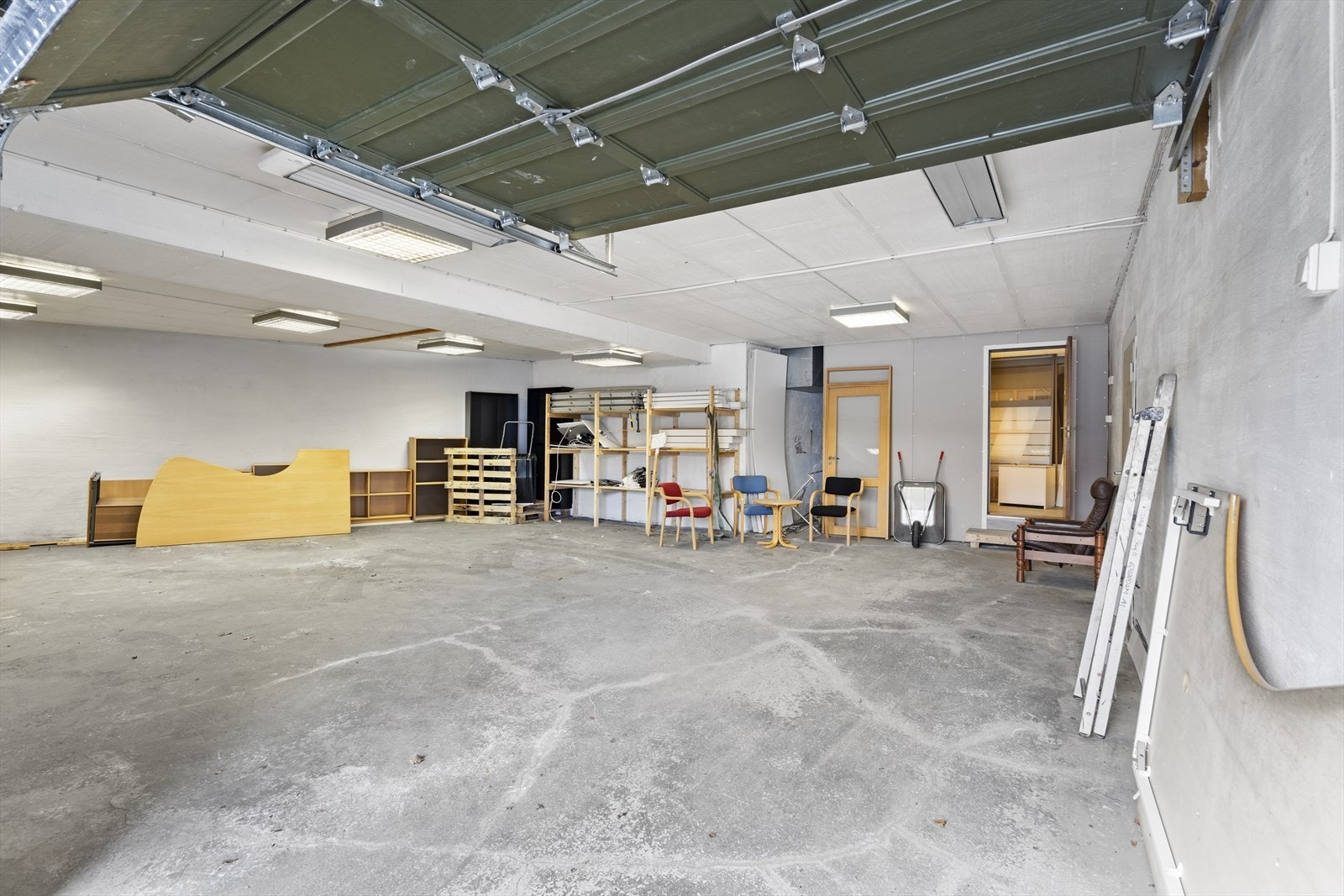 Velholdt og oppgradert næringsbygg over tre etasjer. Kontorlokaler med 12 parkeringsplasser.