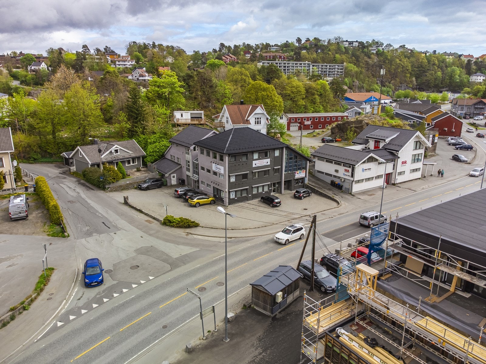 Velholdt og oppgradert næringsbygg over tre etasjer. Kontorlokaler med 12 parkeringsplasser.
