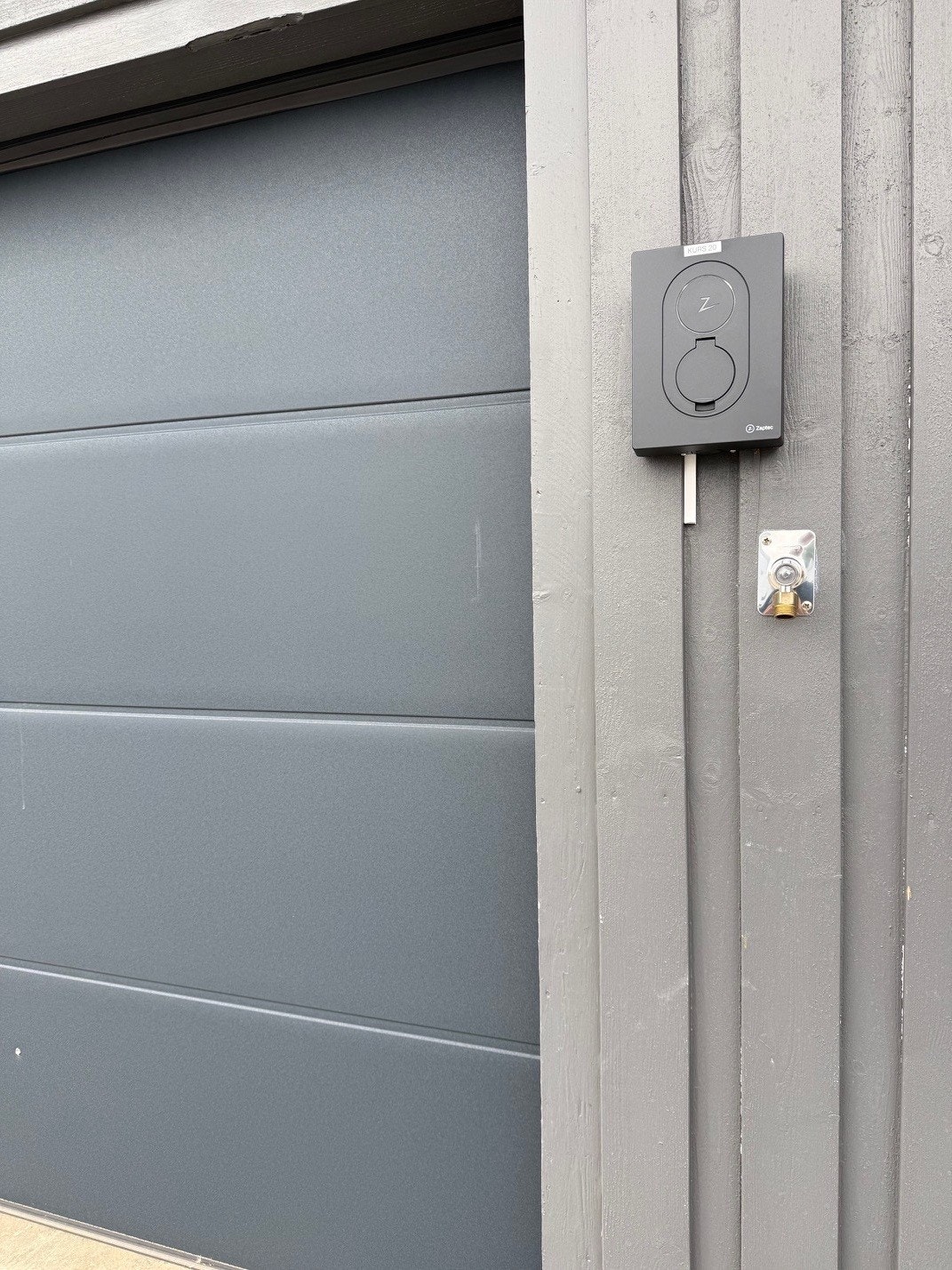 Lager/garasje og kontor med romslig tomt på Blakstadheia