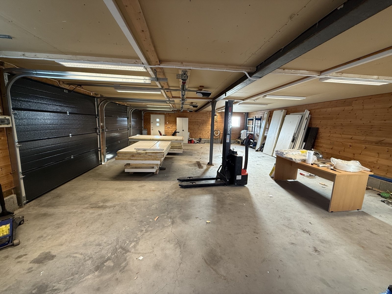 Lager/garasje og kontor med romslig tomt på Blakstadheia