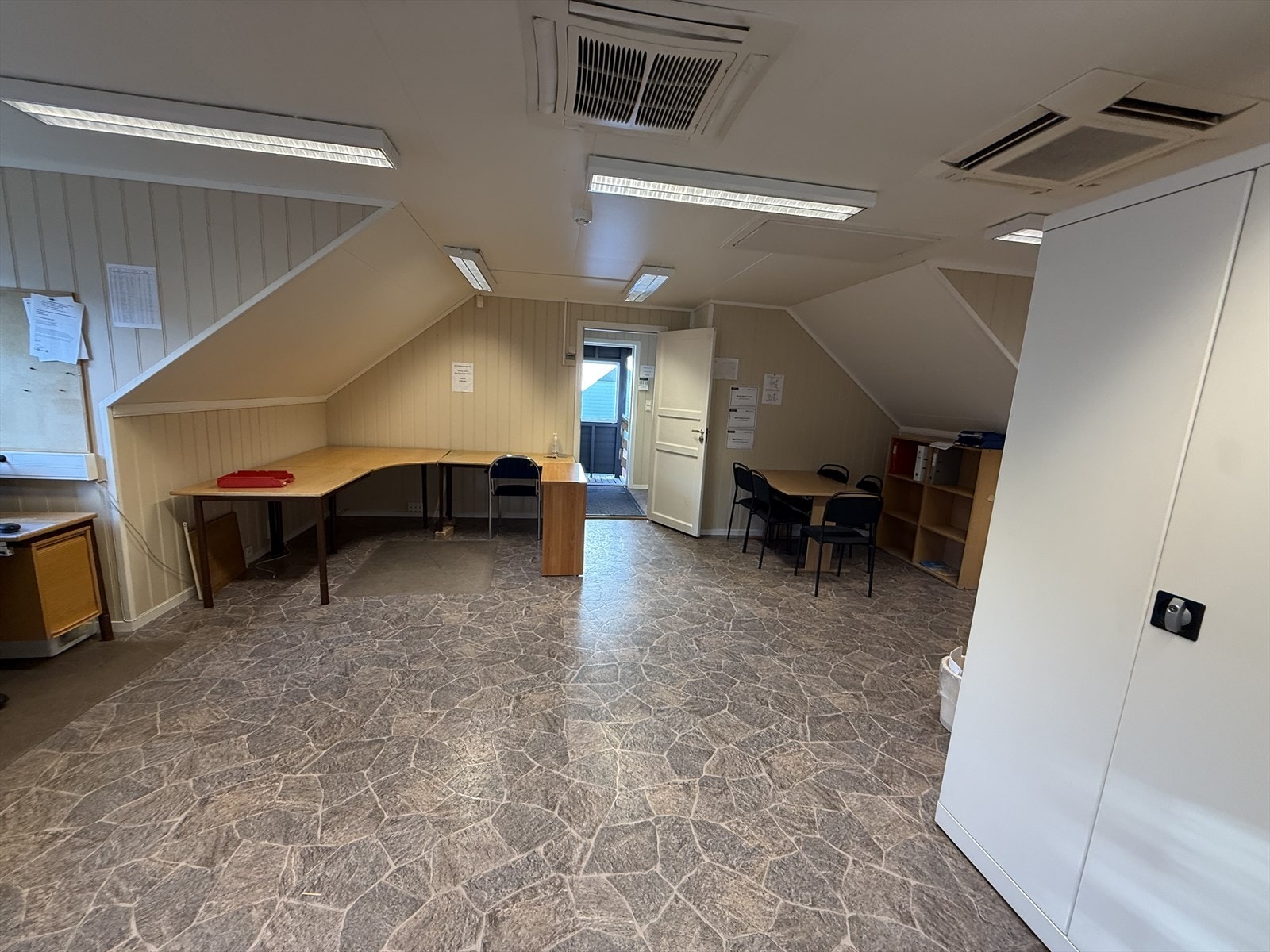 Lager/garasje og kontor med romslig tomt på Blakstadheia