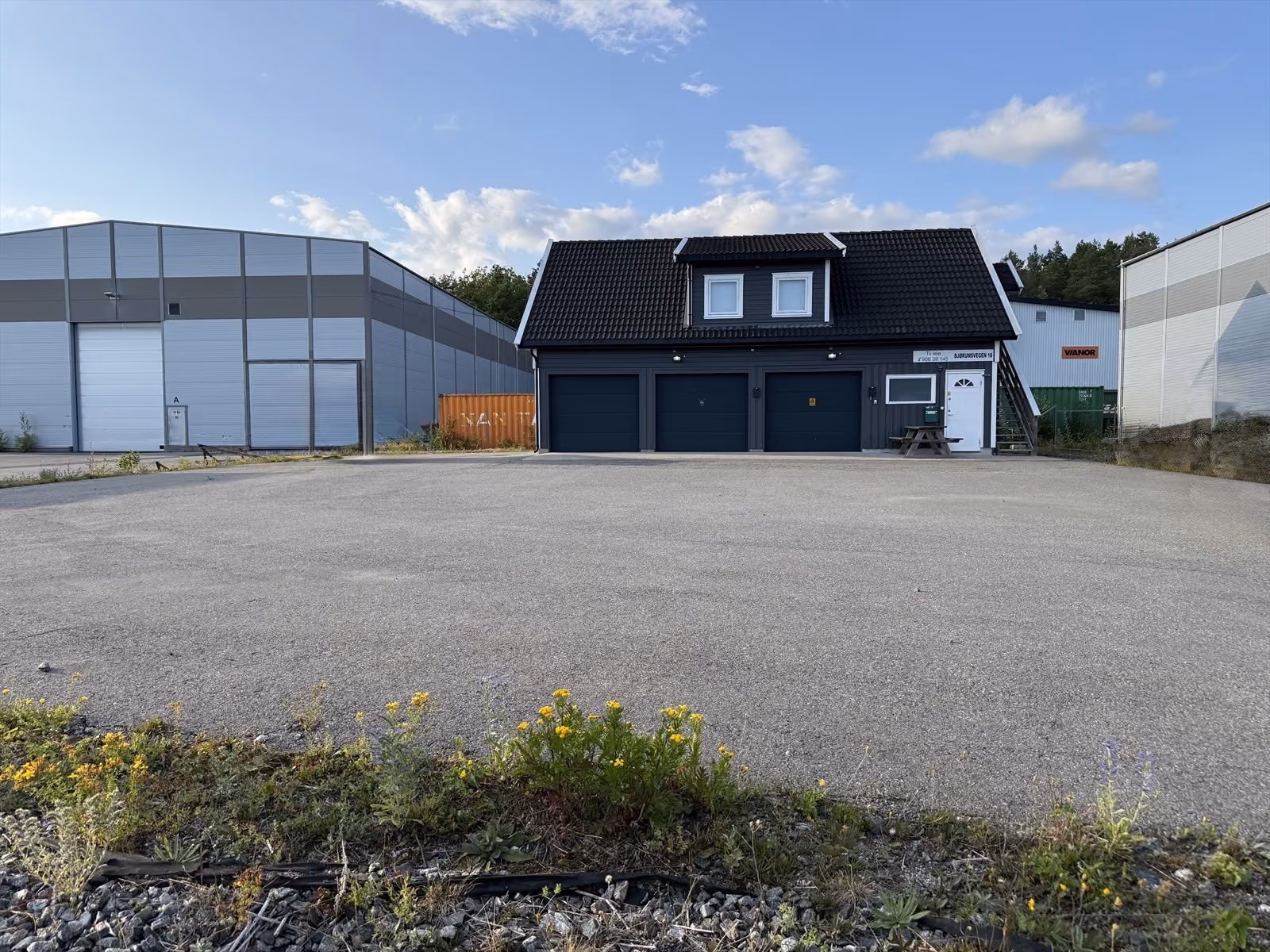 Lager/garasje og kontor med romslig tomt på Blakstadheia