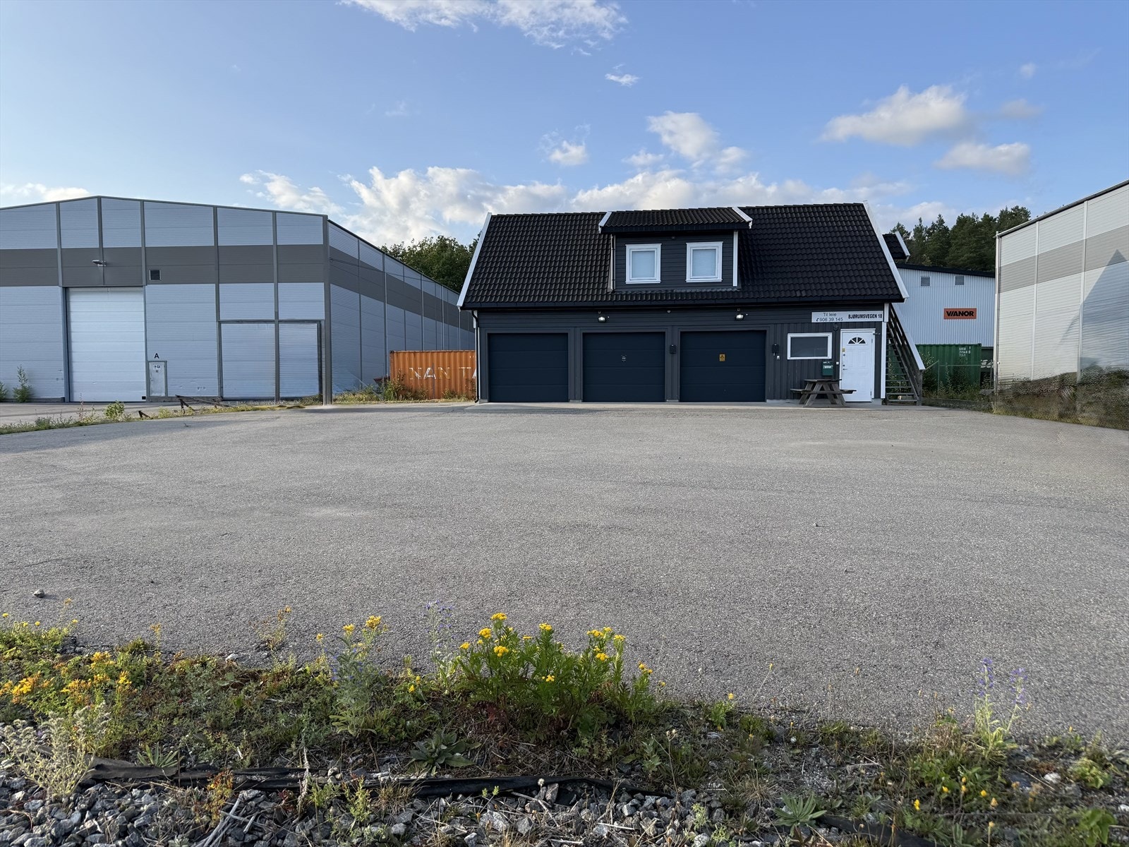 Lager/garasje og kontor med romslig tomt på Blakstadheia