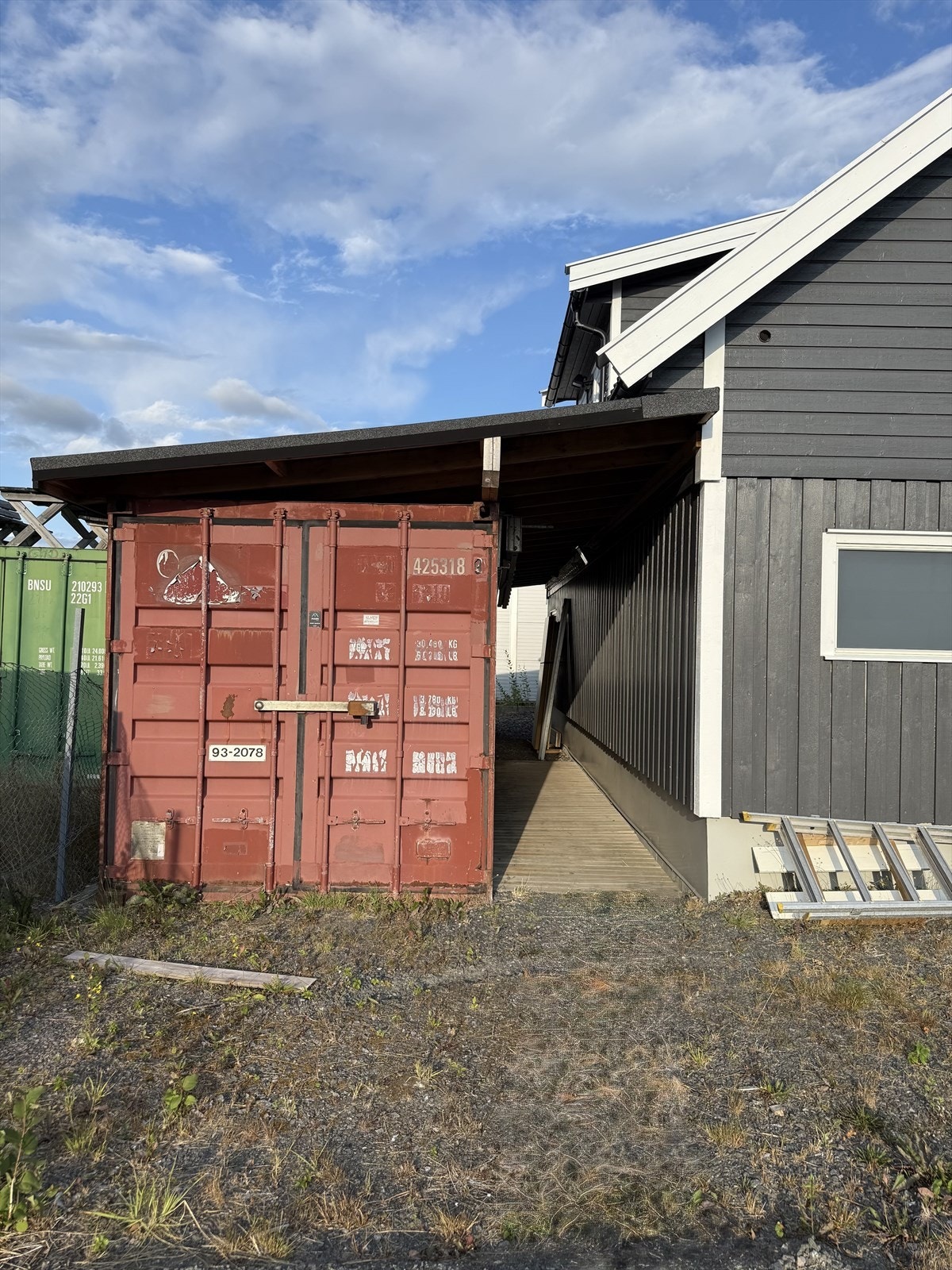Lager/garasje og kontor med romslig tomt på Blakstadheia