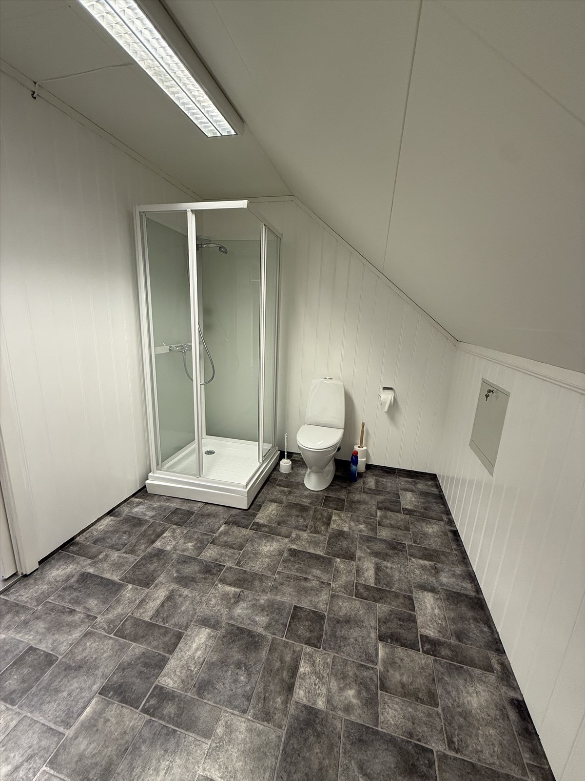 Lager/garasje og kontor med romslig tomt på Blakstadheia