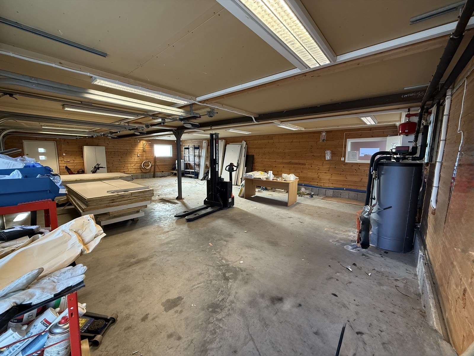 Lager/garasje og kontor med romslig tomt på Blakstadheia