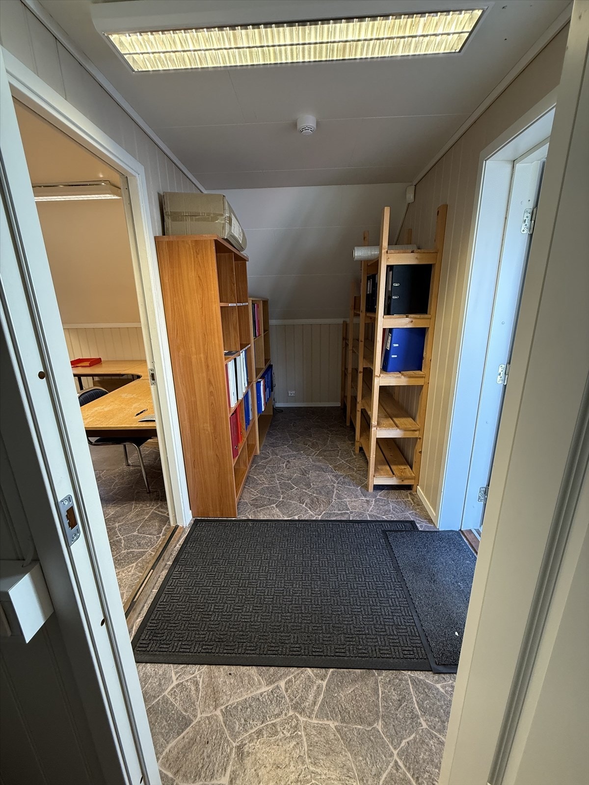 Lager/garasje og kontor med romslig tomt på Blakstadheia