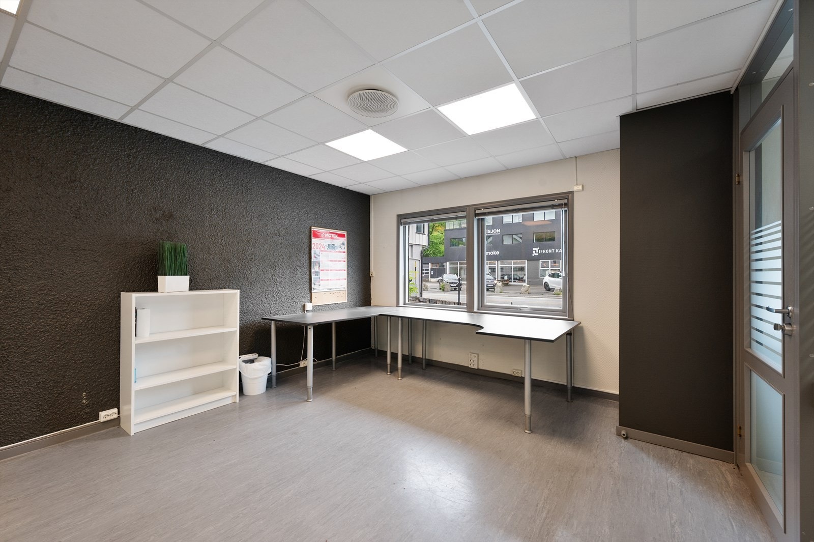 Velholdt og oppgradert næringsbygg over tre etasjer. Kontorlokaler med 12 parkeringsplasser.