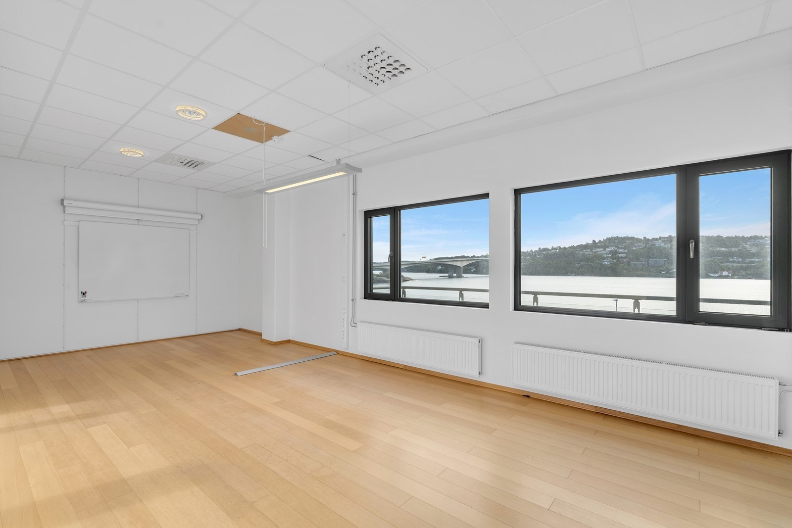 Fleksible og trivelige lokaler med plass til inntil 3 leietakere | P-plasser på taket | Sentralt øst for byen