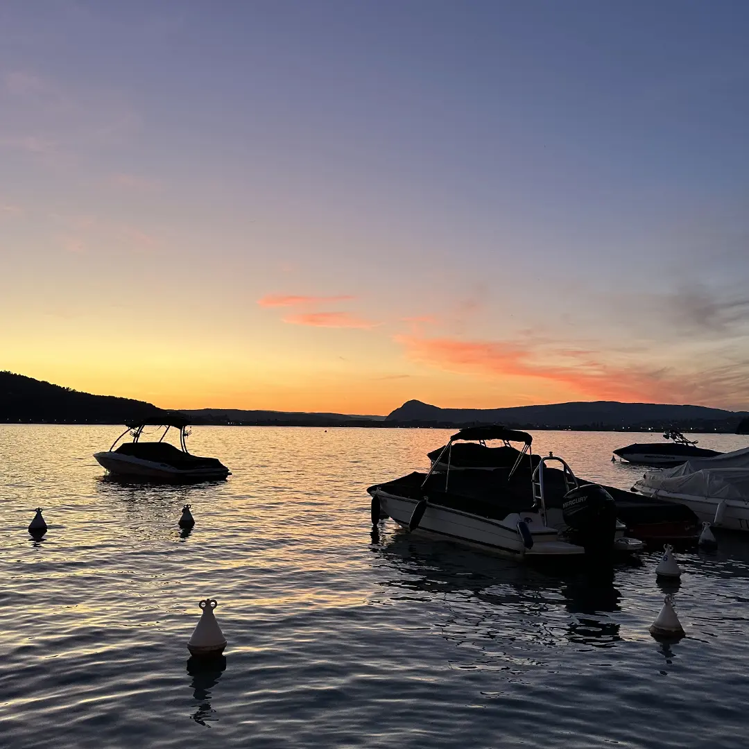 Coucher de soelil sur le lac d'aannecy depuis le restaurant le pecheur