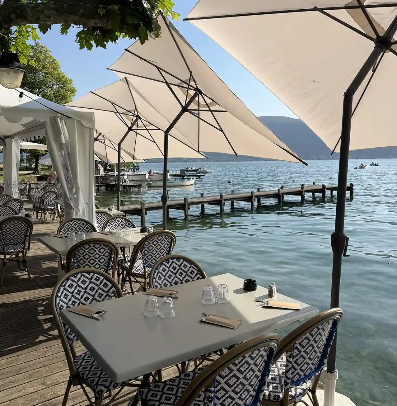 terrasse au bord du lac du restaurant le pecheur à annecy veyrier