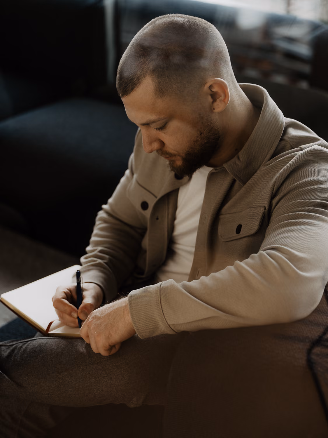 Pascal Höpli am ausarbeiten der Content Strategie