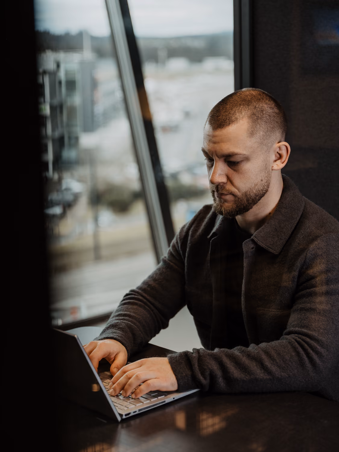 Pascal Höpli am Schreibtisch beim Projektstart