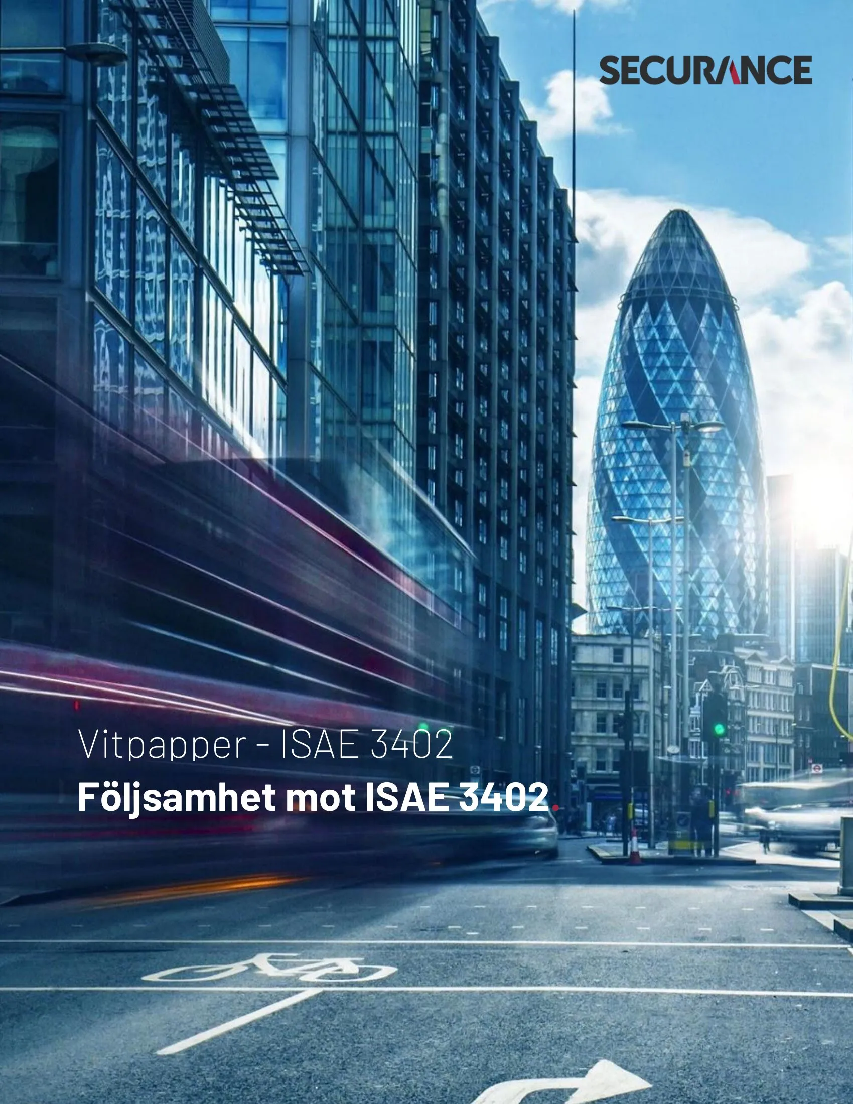 Stadsgata med moderna skyskrapor och rörelseoskärpa från fordon i London med järnvägshuset i bakgrunden.