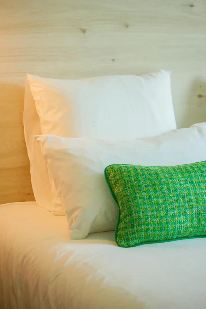 Dans chaque chambre :