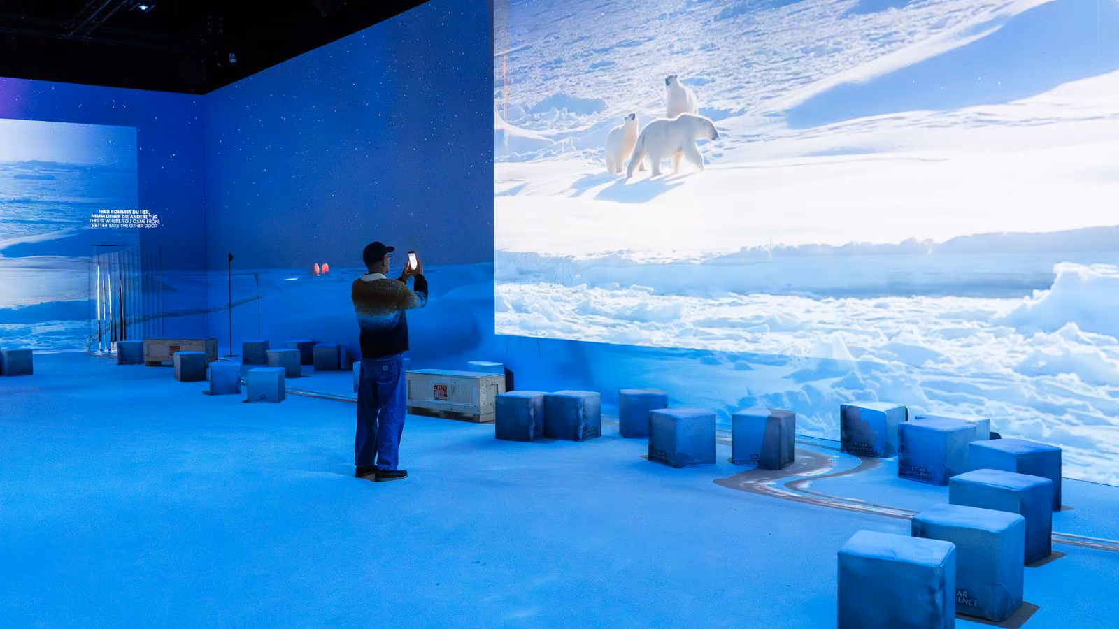 Wide projected ice landscape inside the immersive 360° room
