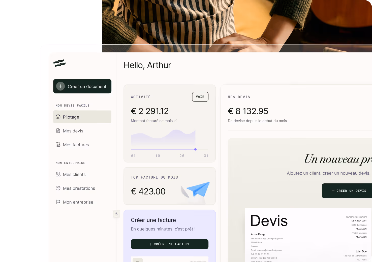 Tableau de bord financier avec activités, devis, facture du mois et options de création de documents.