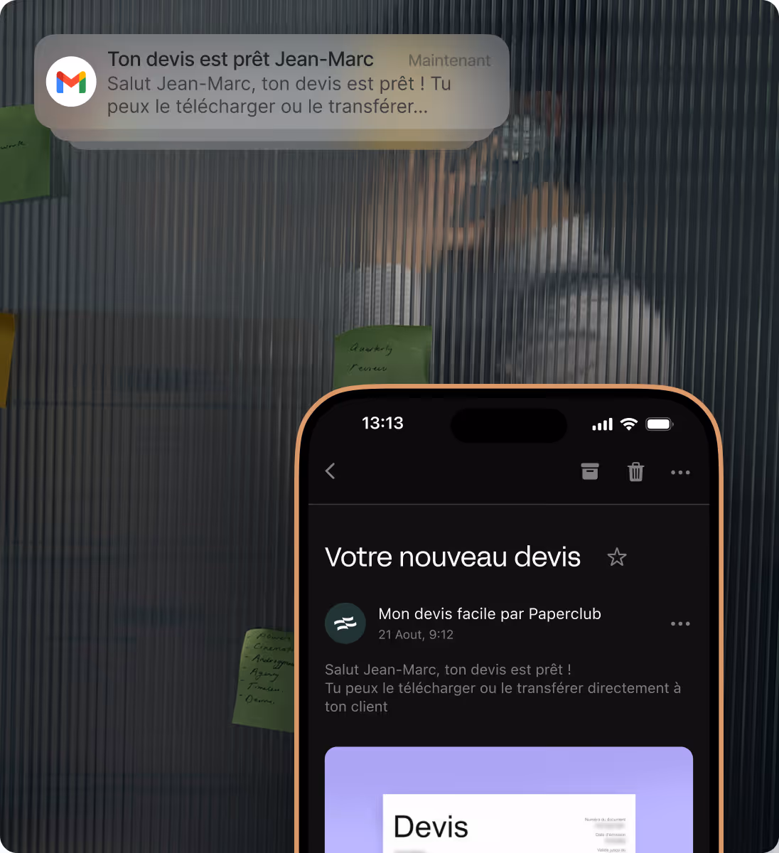 Notification et email sur téléphone annonçant que le devis de Jean-Marc est prêt à télécharger.
