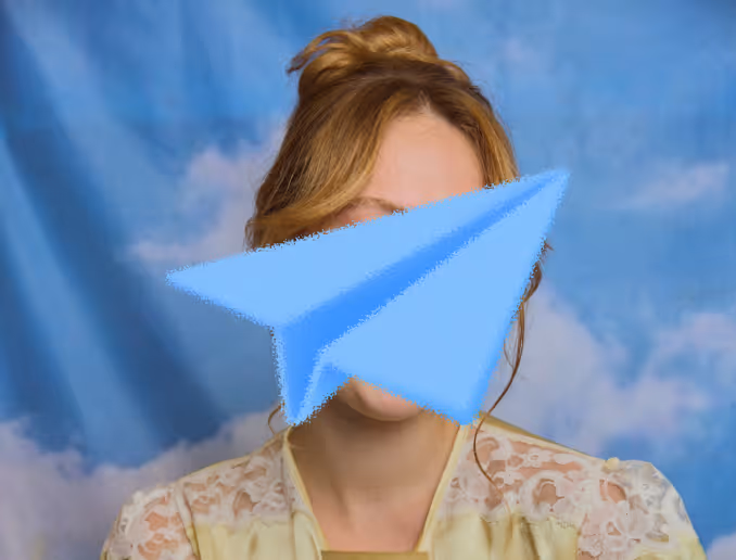Femme avec chemisier à dentelle crème et cheveux blonds attachés devant un fond bleu nuageux.