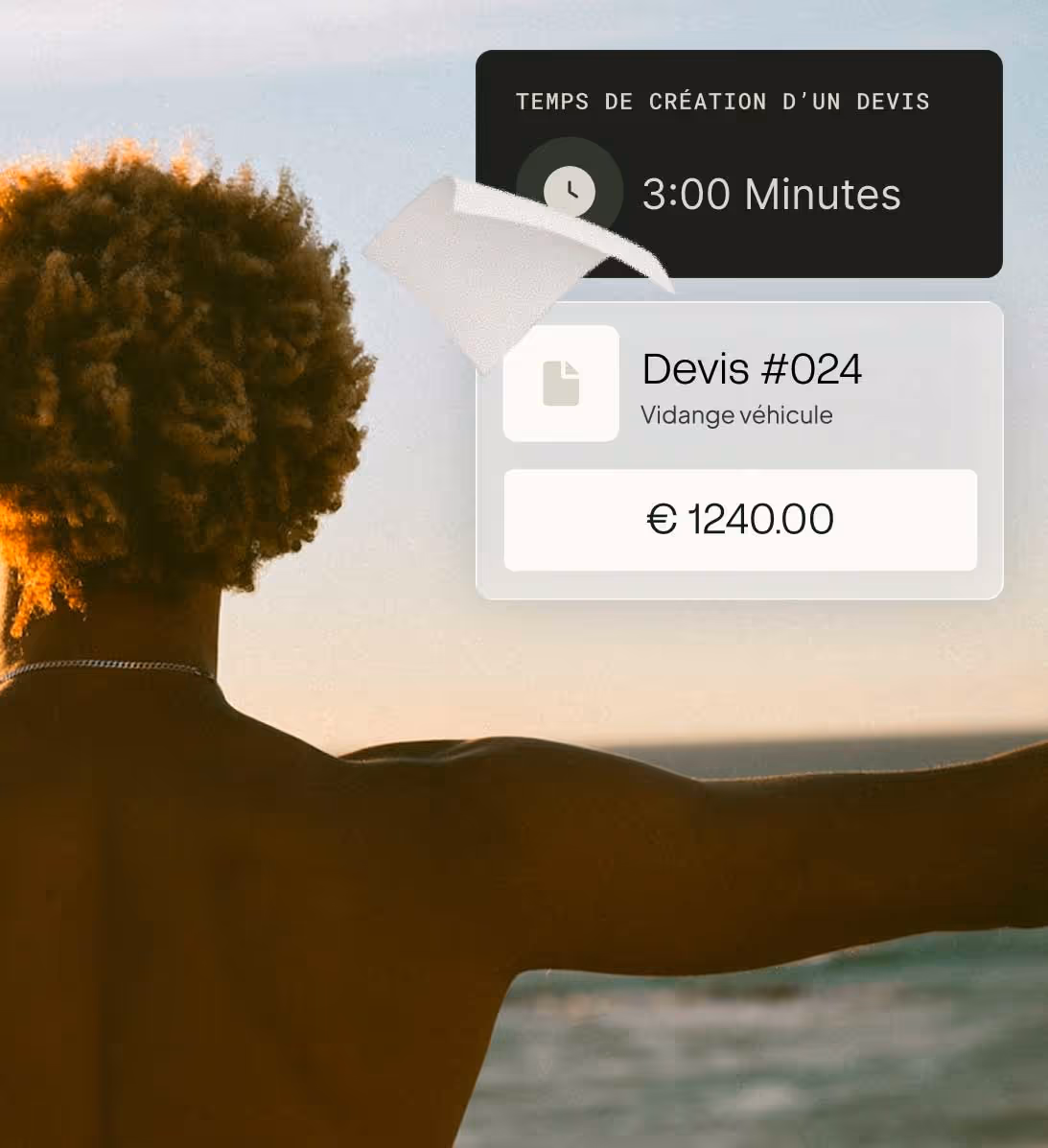 Personne de dos avec cheveux bouclés face à la mer, avec devis d'entretien de véhicule de 1240 € affiché.