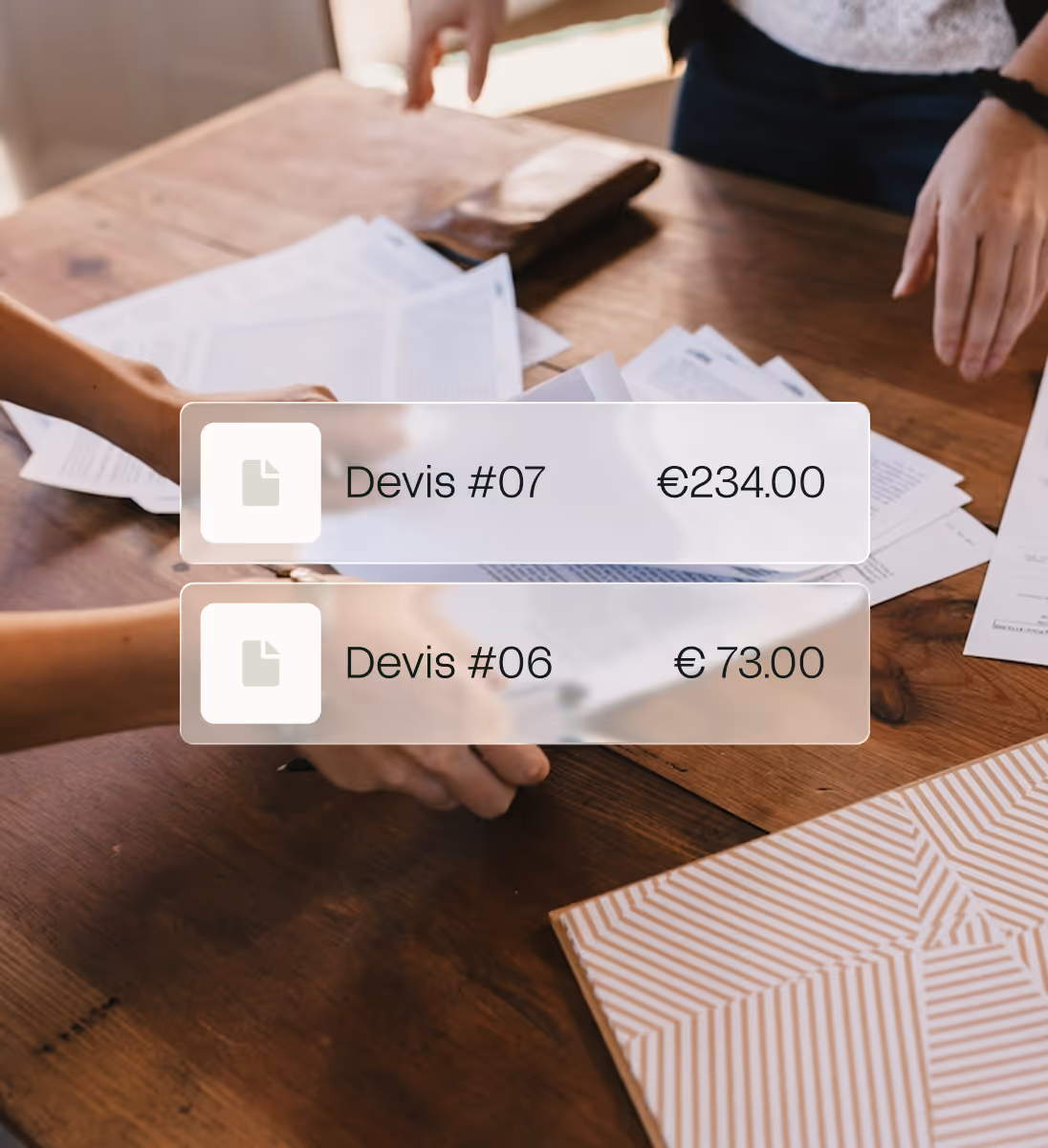 Deux devis d'un montant de 234 euros et 73 euros sur une table en bois avec des papiers.