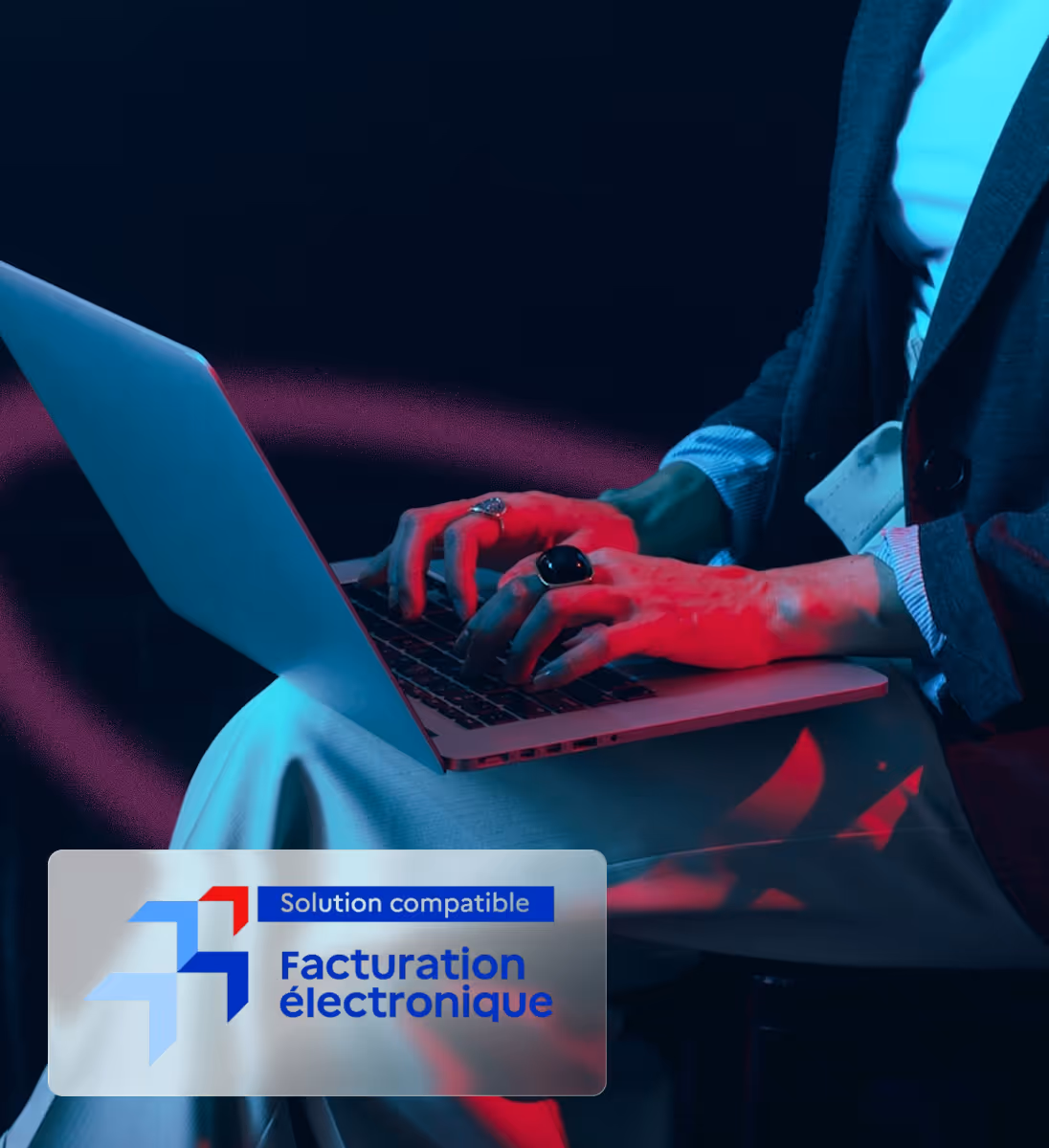 Personne tapant sur un ordinateur portable avec logo indiquant « Solution compatible facturation électronique ».
