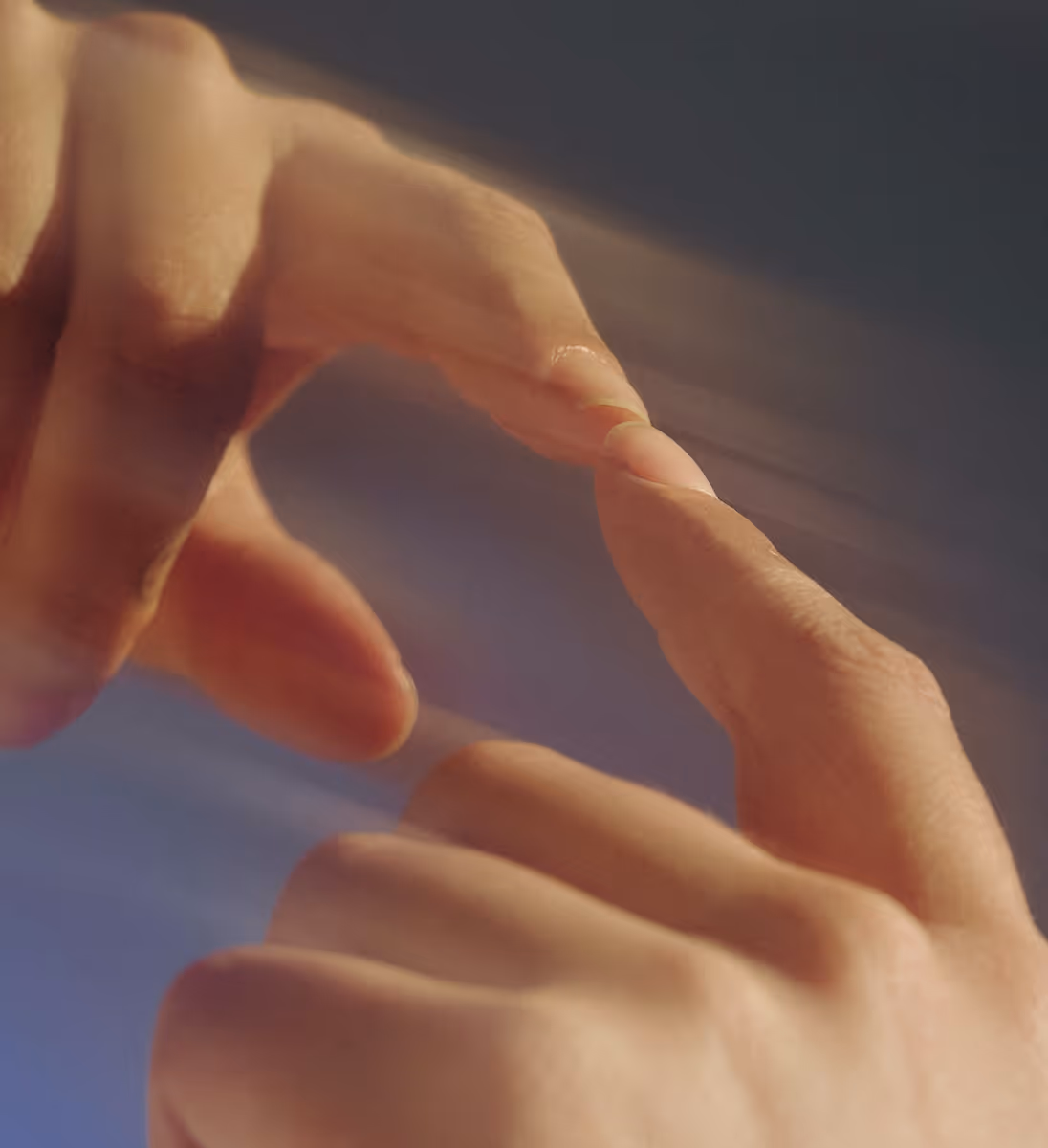 Deux doigts se touchant doucement, reflet visible sur une surface vitrée.