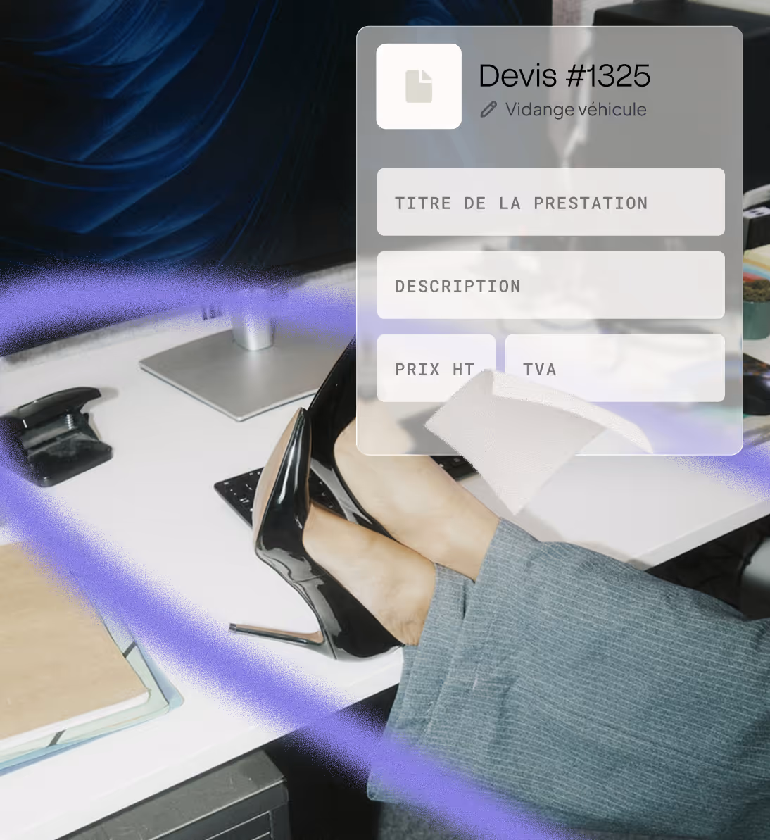 Personne avec des chaussures à talons noirs reposant les pieds sur un bureau blanc avec un écran d'ordinateur.